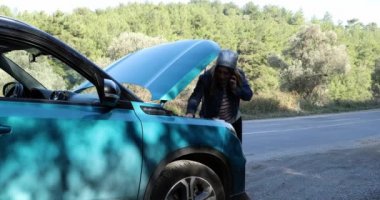 Yanında smartphone ile kırık araba yakınındaki bahseden sorunlu bir kadın portresi başlık açmak