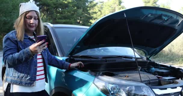 Προσωπογραφία Γυναίκας Ταραγμένη Μιλάμε Από Smartphone Κοντά Στο Σπασμένο Αυτοκίνητο — Αρχείο Βίντεο
