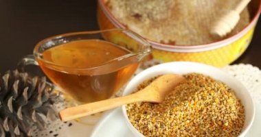 Arı polen bal tarak ile dolu kase