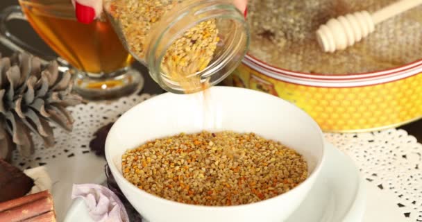 Skål Full Bee Pollen Med Honung Kam — Stockvideo