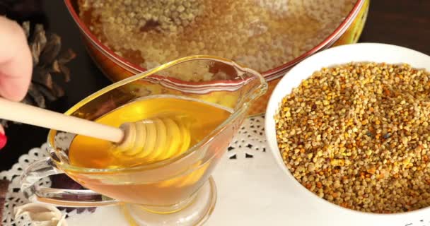 Skål Full Bee Pollen Med Honung Kam — Stockvideo