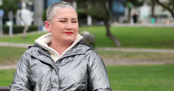 Glad Mitten Cancer Överlevande Efter Framgångsrika Kemoterapi Sitter Parkbänk Solig — Stockvideo