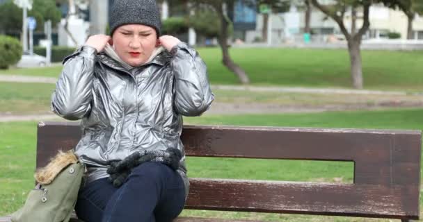 在寒冷的冬季 坐在公园长椅上的妇女 — 图库视频影像