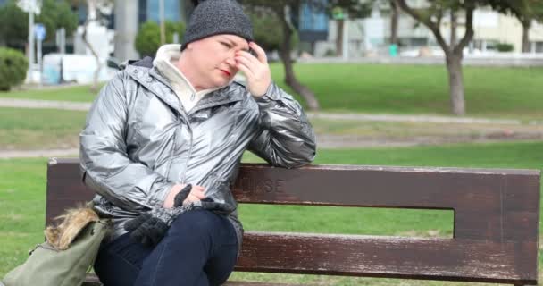 坐在公园长椅上的抑郁症中年妇女 — 图库视频影像