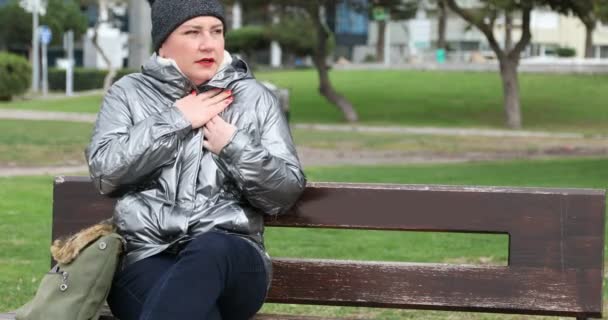 寒い日の屋外の暖かい服を着て中にくしゃみ病気の女性 — ストック動画
