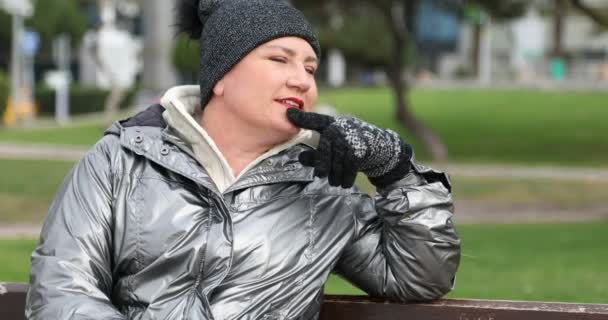 Retrato Uma Mulher Feliz Roupas Inverno Descansando Banco Parque Cidade — Vídeo de Stock