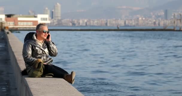 Retrato Una Mujer Pelo Gris Corto Sentada Una Orilla Hablando — Vídeos de Stock