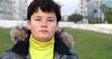 Kamera Park'taki kış anda gülümseyen kış giysileri ile mutlu küçük çocuk portresi