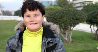 Kamera Park'taki kış anda gülümseyen kış giysileri ile mutlu küçük çocuk portresi