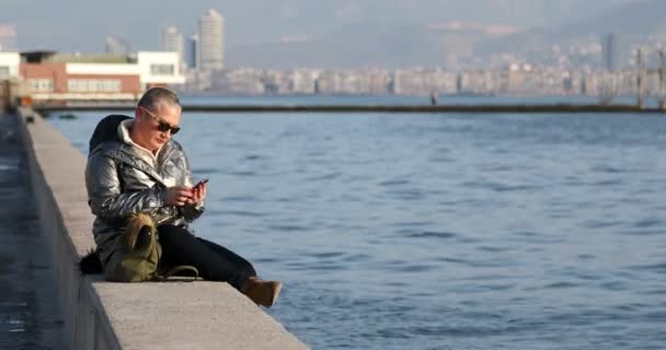 Portrait Une Femme Aux Cheveux Gris Court Assise Sur Rivage — Video