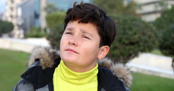 Retrato Menino Feliz Com Roupas Inverno Sorrindo Posando Para Câmera — Vídeo de Stock