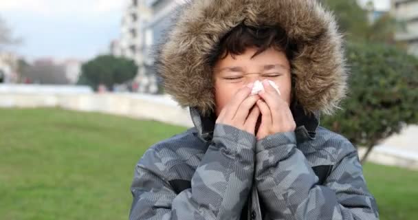 Ziek Kind Niezen Tijdens Koude Dag Dragen Van Warme Kleding — Stockvideo