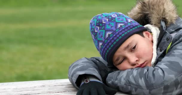 Porträt Eines Unglücklichen Teenagers Winterkleidung Der Allein Auf Einer Parkbank — Stockvideo