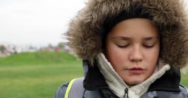 Kamera Park'taki kış anda gülümseyen kış giysileri ile mutlu küçük çocuk