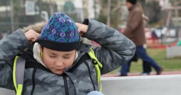 Ziek Kind Niezen Tijdens Koude Dag Dragen Van Warme Kleding — Stockvideo