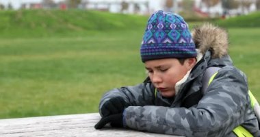 Hasta çocuk sıcak giysiler açık giyiyor soğuk gün boyunca hapşırma