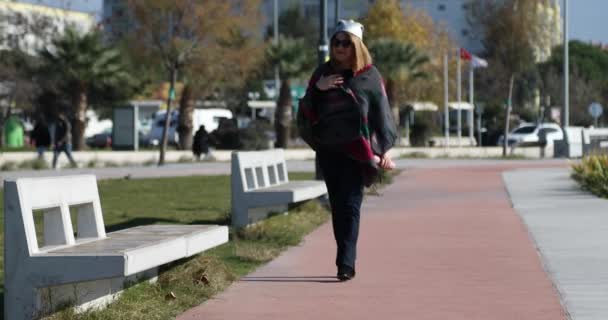 Mulher Andando Parque Cidade — Vídeo de Stock