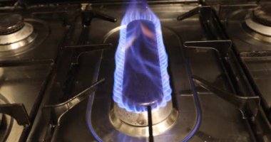  Bir gaz soba alev yanan