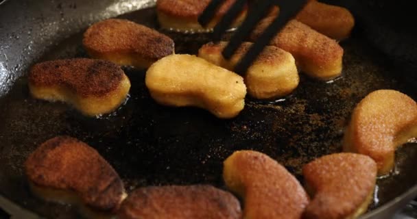 Chicken Nuggets Stekning Het Olja — Stockvideo