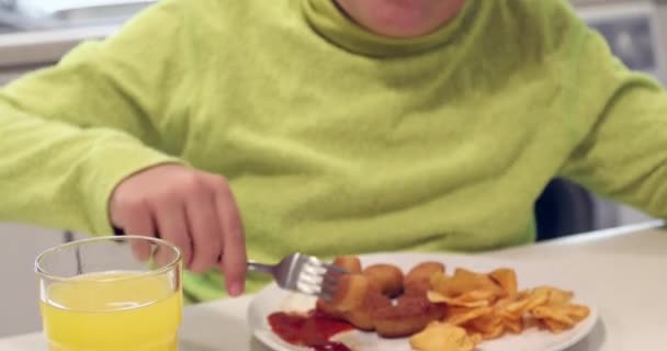 Retrato Niño Comiendo Nuggets Pollo Papas Fritas Cocina — Vídeos de Stock