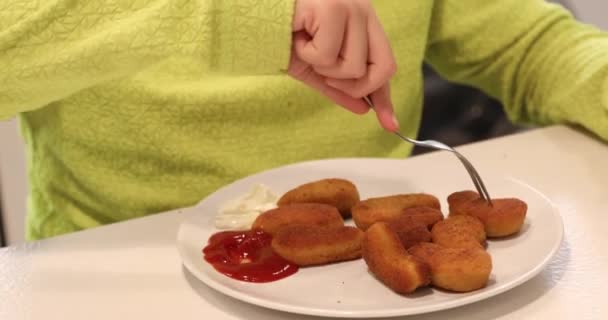 Retrato Niño Comiendo Nuggets Pollo Mirando Cámara Cocina — Vídeos de Stock