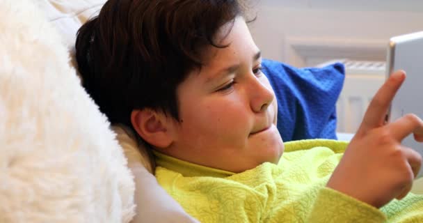 Портрет Розслабленого Дев Ятнадцятирічного Хлопчика Лежить Дивані Цифровим Повідомленням Друку — стокове відео