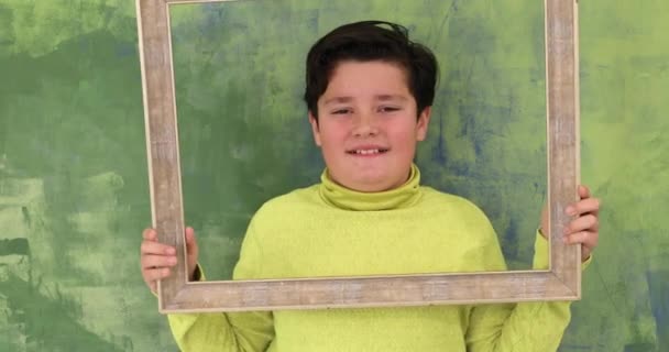 Portret Przystojny Młody Chłopak Patrząc Przez Emty Ramki Robiąc Głupie — Wideo stockowe