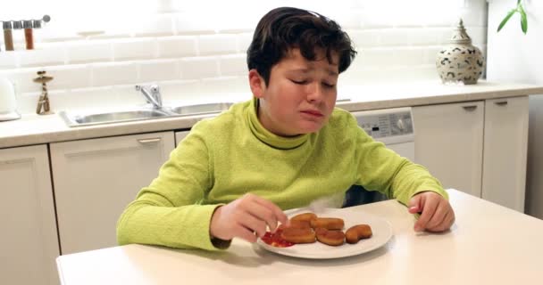 Préadolescent Douloureux Garçon Ayant Des Douleurs Abdominales Manger Trop Nourriture — Video