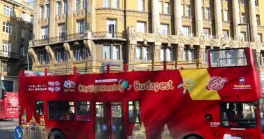 Budapeşte, Macaristan - 15 Ocak 2019 : Budapeşte'de kırmızı çift katlı turist otobüsü ile sokak sahnesi ve şehir trafiği