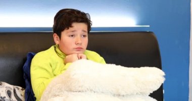 Yatakta yalnız siting mutsuz bir varoluş çocuk portresi