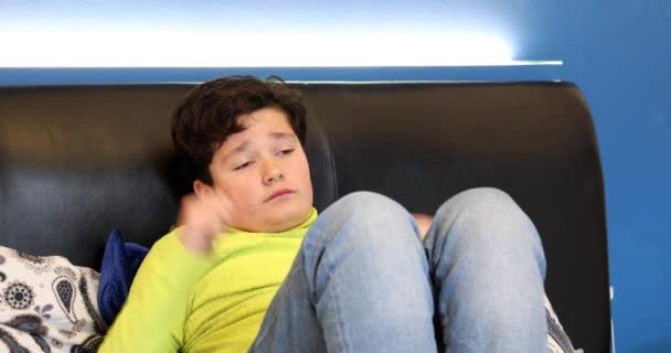一个不幸的学龄前男孩独自坐在床上的肖像 — 图库视频影像