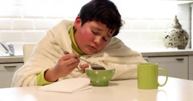 Mutfakta sıcak tavuk çorbası yemek grip ile hasta genç bir çocuk portresi