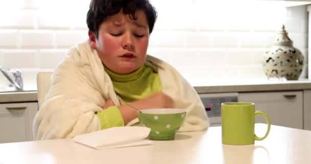 Retrato Jovem Doente Com Gripe Comendo Sopa Frango Quente Cozinha — Vídeo de Stock