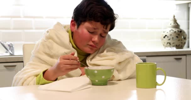 Retrato Niño Enfermo Con Gripe Comiendo Sopa Pollo Caliente Cocina — Vídeo de stock