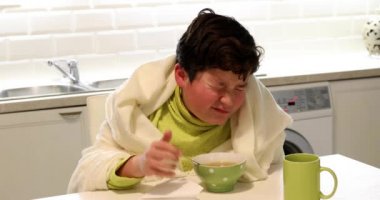 Mutfakta sıcak tavuk çorbası yemek grip ile hasta genç bir çocuk portresi