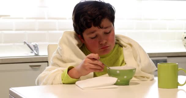 Porträt Eines Grippekranken Jungen Der Der Küche Heiße Hühnersuppe Isst — Stockvideo