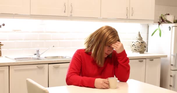 Λυπημένη Γυναίκα Κατάθλιψη Κάθεται Στην Κουζίνα — Αρχείο Βίντεο