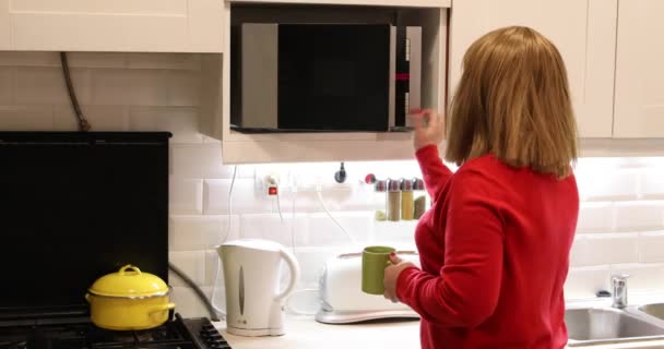 Mulher Cozinha Usando Forno Microondas — Vídeo de Stock