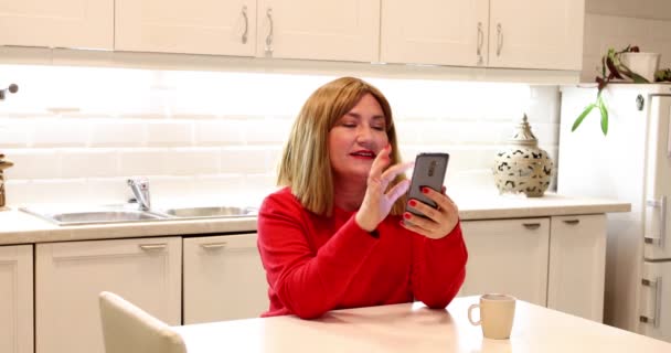 Γυναίκα Στην Κουζίνα Χρησιμοποιώντας Smarthone — Αρχείο Βίντεο