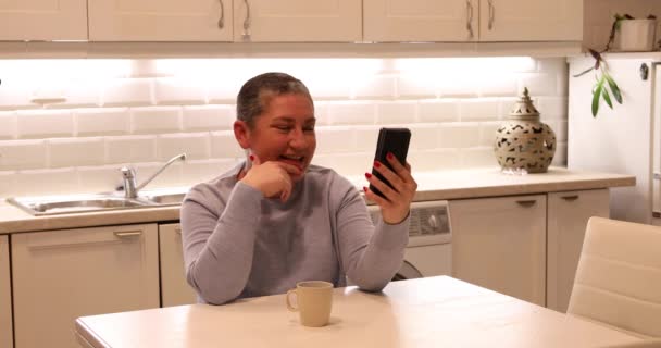 Mulher Usando Webcam Smartphone Cozinha — Vídeo de Stock