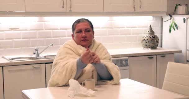 Mutfakta Öksürük Sinirli Hasta Kadın Portre — Stok video
