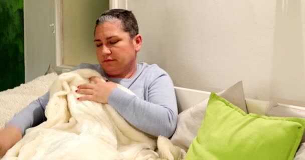 Potret Seorang Wanita Setengah Baya Dengan Grippe Berbaring Sofa Dan — Stok Video