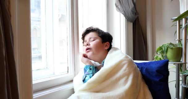 Fatigué Faible Garçon Malade Avec Grippe Assis Près Fenêtre Reposant — Video