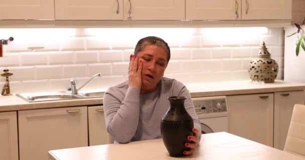 Retrato Una Mujer Triste Con Urna — Vídeo de stock
