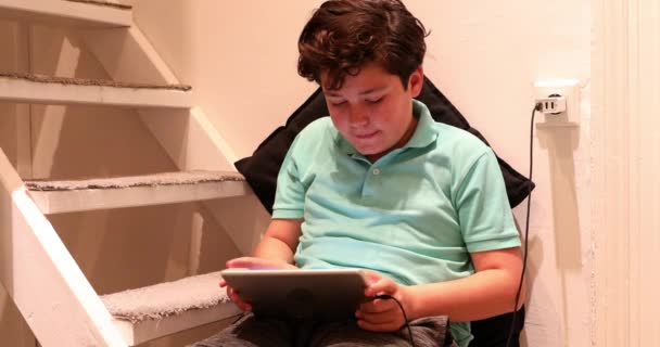 Potret Anak Remaja Santai Duduk Tangga Dengan Pesan Teks Tablet — Stok Video