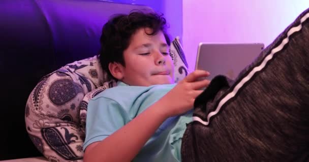 Retrato Niño Preadolescente Relajado Que Pone Sofá Con Mensaje Texto — Vídeos de Stock