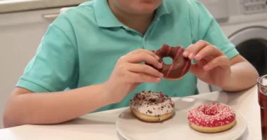 Mutfak çörek yeme mutlu bir preteen çocuk portre