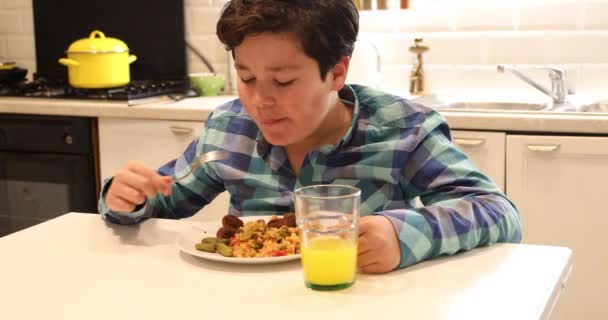 Retrato Chico Guapo Moreno Comiendo Albóndigas Arroz — Vídeo de stock