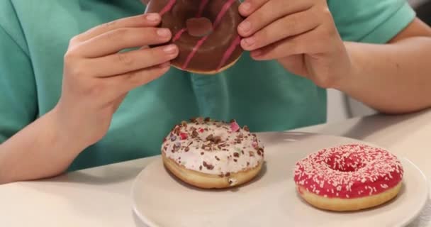 Retrato Menino Pré Adolescente Feliz Comendo Donut — Vídeo de Stock