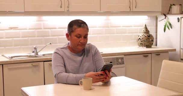 Portrét Šťastné Střední Rakoviny Která Úspěšné Chemoterapii Přežila Používá Smartphone — Stock video